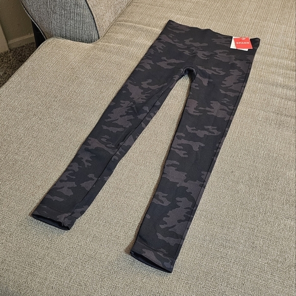 Spanx Look at Me Now Black Camo Bodycon Contour Camo Leggings Size XS - Picture 2 of 7